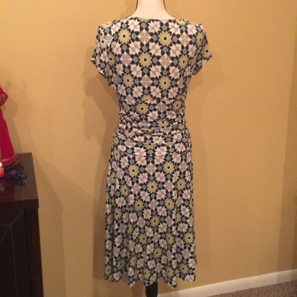 Very Flattering Van Heusen Flower Dress - Picture 3 of 3